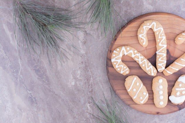 烹饪椭圆形和棒形姜饼饼干在木板上健康的香草地壳