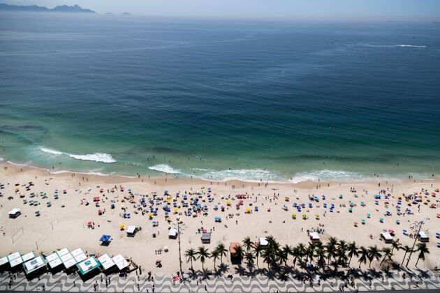 文化空中拍摄巴西里约热内卢科帕卡巴纳海滩挤满了人巴西河流人群