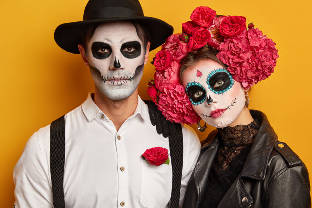 女性这对夫妇画了脸 参加了僵尸行走 在墨西哥的死亡纪念日纪念死者 还化了万圣节的妆恐怖玫瑰镜头