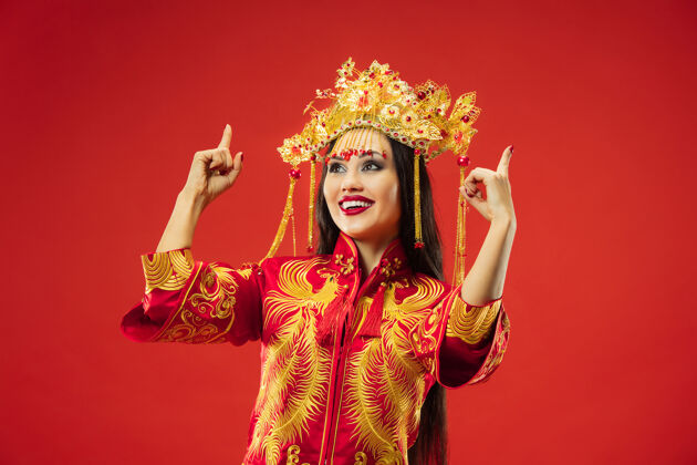 成人中国传统的优雅女子在工作室里过红惊喜女人户外