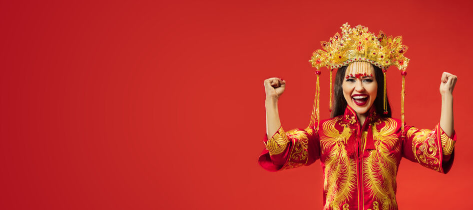 文化中国传统的优雅女子在工作室里过红指向服装女人