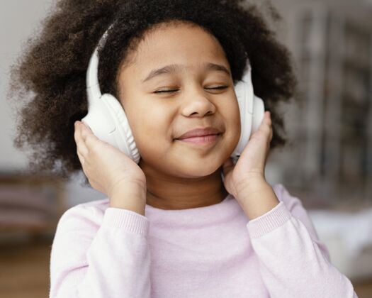 房子戴着耳机的小女孩设备耳机小玩意
