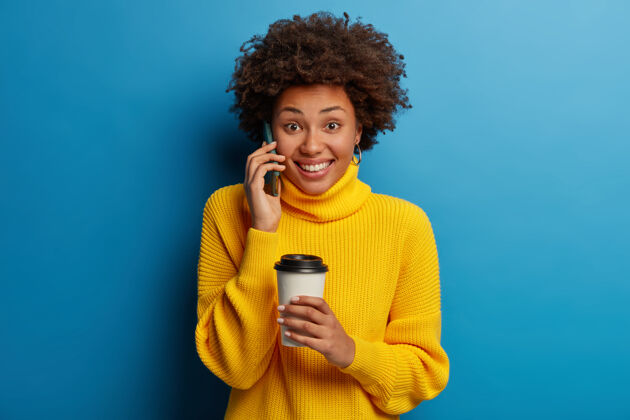 人长得好看的积极的美国黑人妇女有电话交谈 把手机放在耳边华丽青少年喝酒