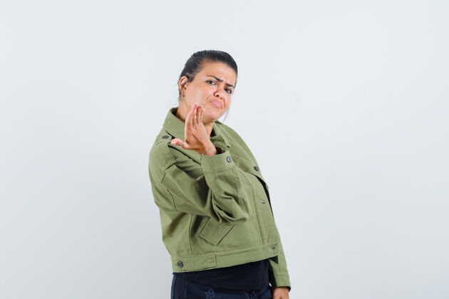 皮肤护理穿着夹克的女士伸着手 做着困惑的手势愤怒亚洲T恤