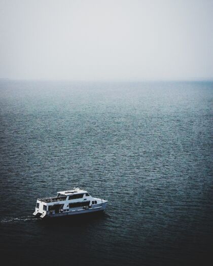 港在一个雾天 在平静的海面上 船的迷人景色光云雾
