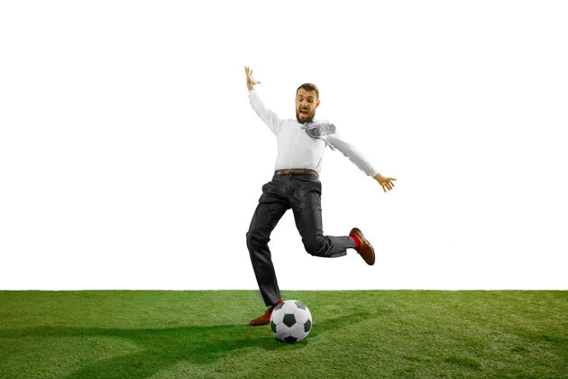 体育一个年轻的商人在白色场地上踢足球的全长镜头锦标赛支持成人