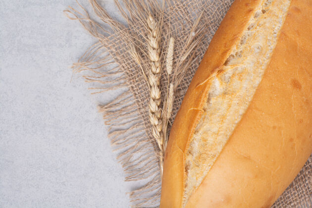 新鲜新鲜的粗麻布面包和小麦高品质的照片食品谷类食品白面包