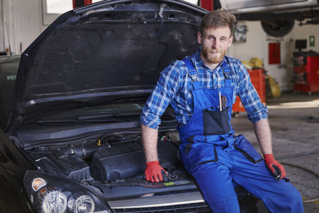 成人修理工在车间里修理汽车设备汽车防护手套