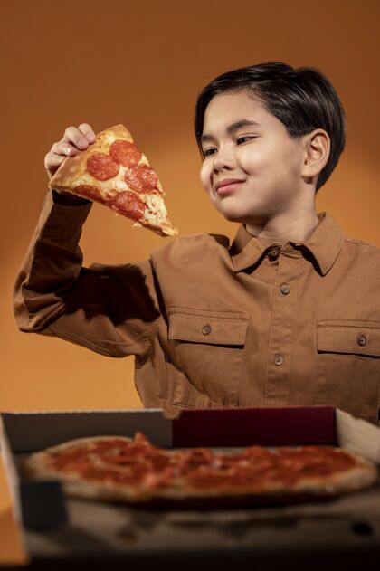 比萨饼拿着披萨的中枪小子烹饪美食美味