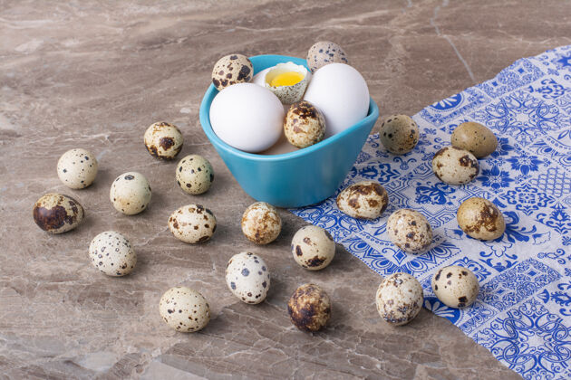 膳食各种各样的鸡蛋在灰色的杯子表面晚餐产品新鲜