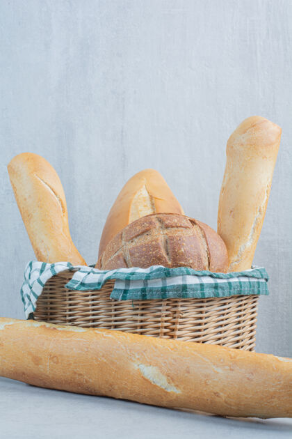 黑麦各种面包篮大理石背景高品质的照片面包各种新鲜