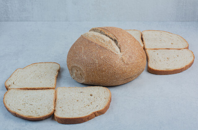 面包房面包和黑麦面包片的大理石背景高品质的照片食用产品黑麦
