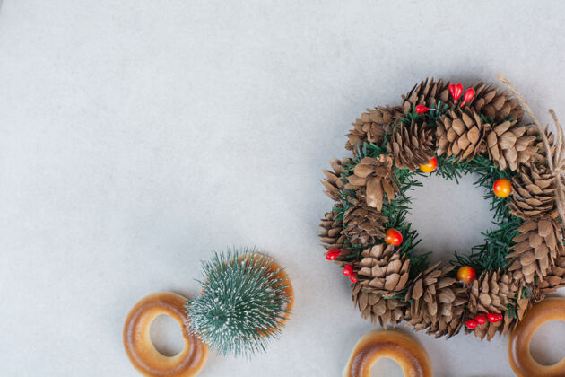 面包房圣诞花环从松果与饼干的白色背景高品质的照片吃食物美味