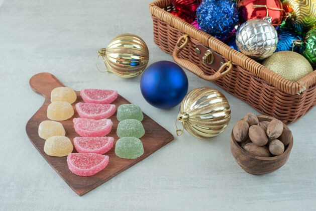 圣诞玩具白色背景上有果酱和干果的圣诞球高品质照片糖坚果果酱
