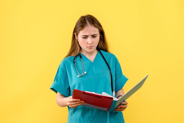 人前视女医生用黄色背景分析护士医院健康病毒听诊器专业医院