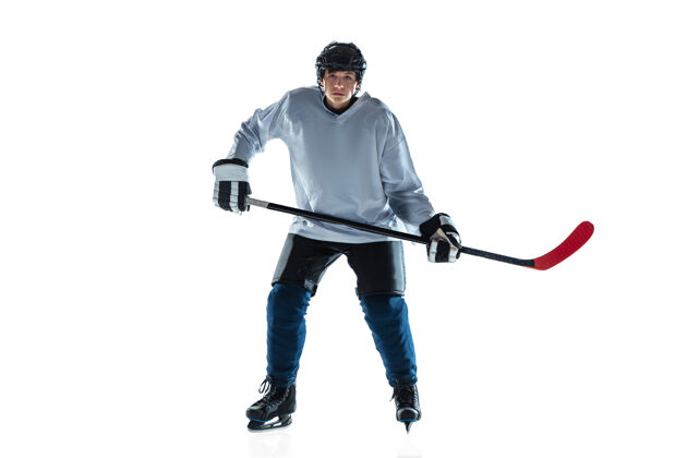 情绪严肃的年轻的冰球运动员 冰球场上的棍子和白墙运动员穿着装备和头盔练习运动的概念 健康的生活方式 运动 运动 动作快游戏强壮