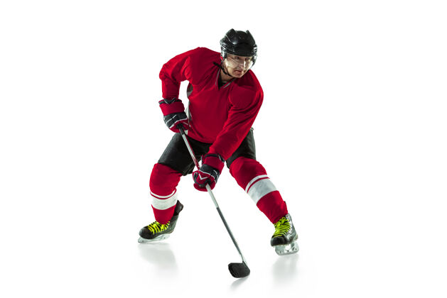 专业活动冰球场和白墙上有棍子的男性冰球运动员运动员穿着装备和头盔练习运动的概念 健康的生活方式 运动 运动 动作头盔设备脚垫