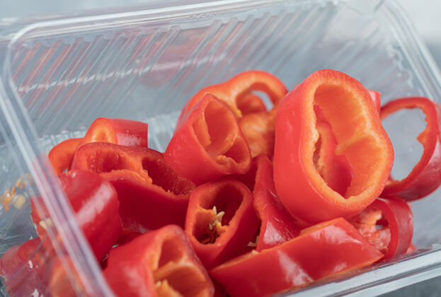 铃铛把红椒片放在塑料盘子里有机红色营养