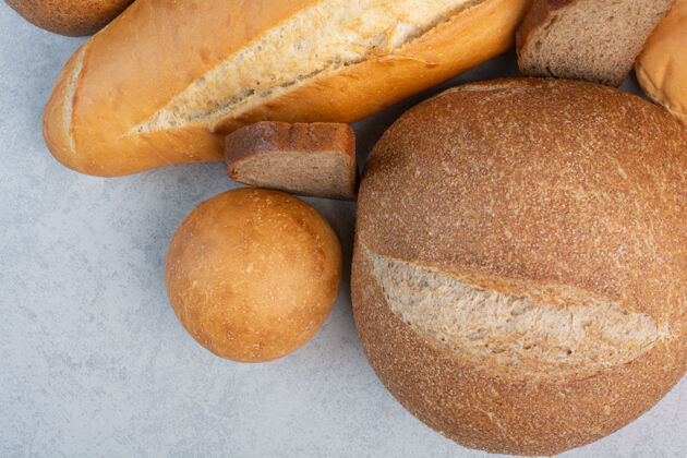 面包房各种面包和面包大理石背景高品质的照片小吃吃食品