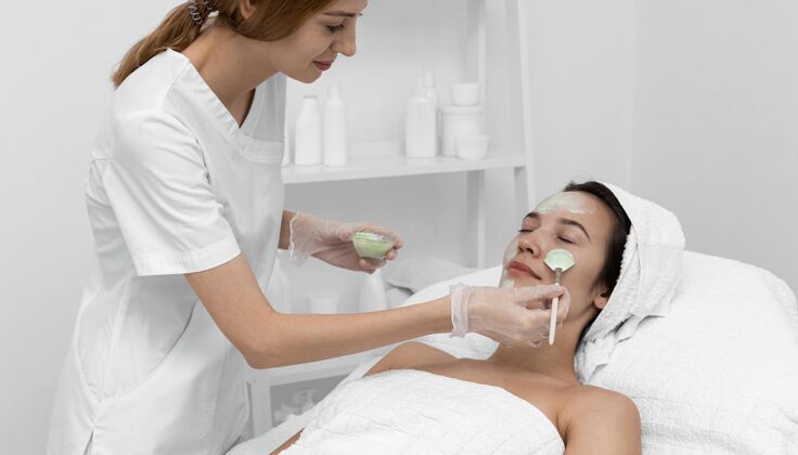 客户在美容院做面部护理的女人女人美容治疗女人