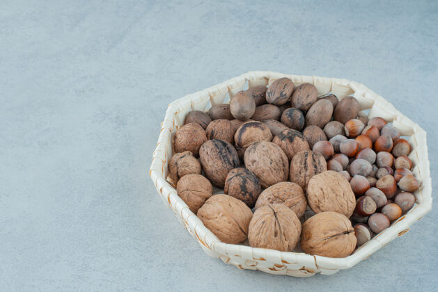 坚果一个健康坚果的大理石背景篮子高品质的照片食物好吃可食用