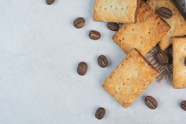 白面包美味的甜饼干与咖啡豆麻布高品质的照片美食美味糖果