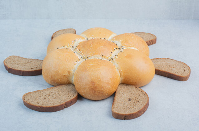 芝麻白色背景上的花形面包和面包片高品质照片自制新鲜各种