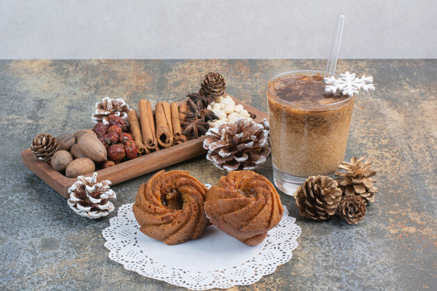 饮料松果甜糕点和一杯咖啡高品质照片食品甜点杯子