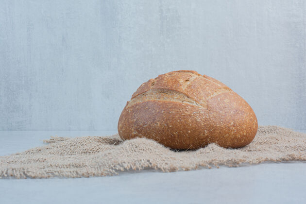 粗麻布自制黑麦面包在大理石背景上的粗麻布上高品质照片小麦面包面包房