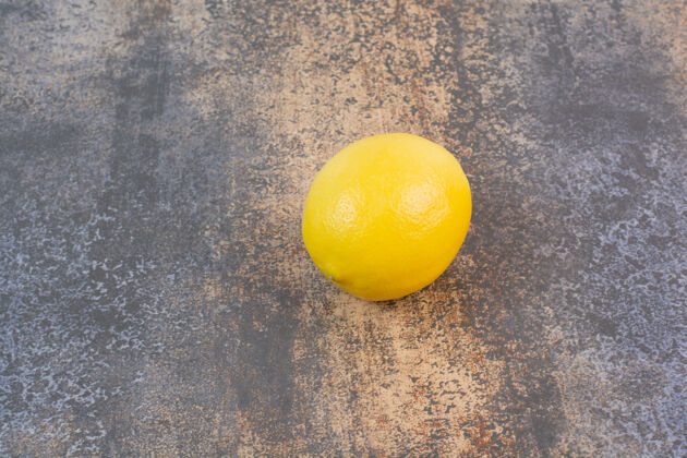 可口一整颗柠檬在石头表面食物柑橘可食用