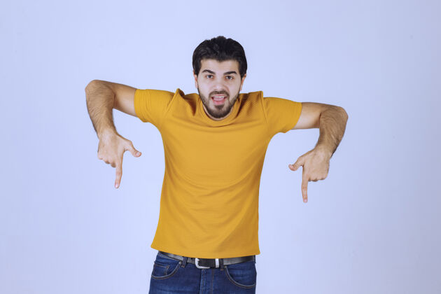 人穿黄衬衫的人指着下面姿势年轻人性能