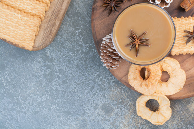可口一杯咖啡 配饼干和松果 放在木盘上高质量的照片饼干芳香松果