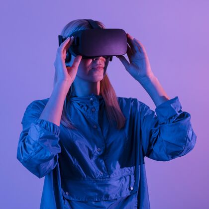 中镜头戴着虚拟现实装置的女人技术虚拟现实体验
