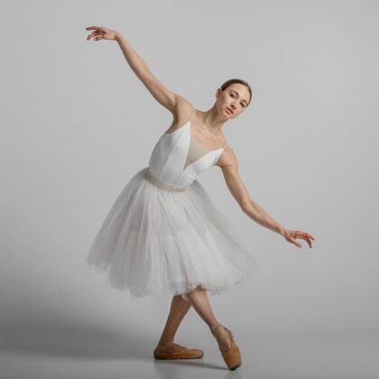 灵活全镜头芭蕾舞演员与尖头鞋摆姿势流动性艺术家人才