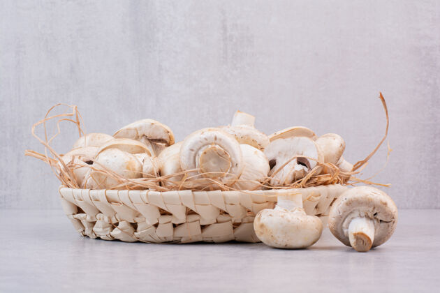 食品一堆放在木篮里的鲜蘑菇蘑菇篮子有机
