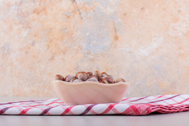 有机粉红色的有机榛子壳碗放在白色背景上高品质的照片坚果壳桌布全的