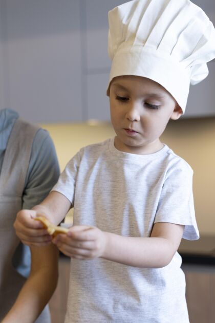 室内特写戴厨师帽的小孩生活方式食物烹饪