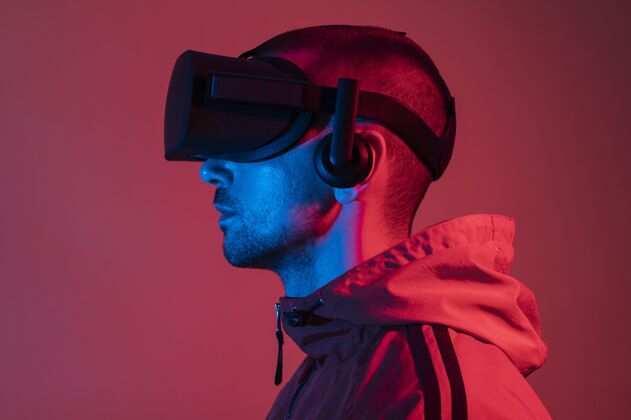 特写戴着红色眼镜的男人创新虚拟眼镜虚拟现实