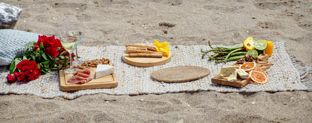 浪漫夏日美丽浪漫的海边野餐度假和休息的概念大海海滩鲜花