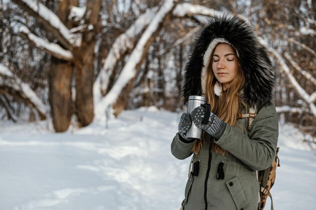 女人冬天背着背包的肖像女人自然女人全景