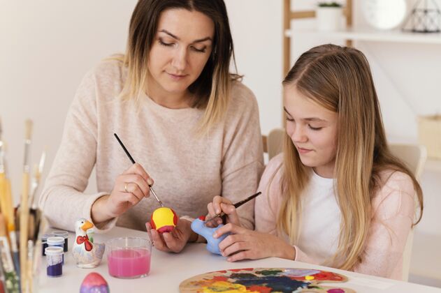 绘画中镜头女孩和女人画艺术家儿童生活方式