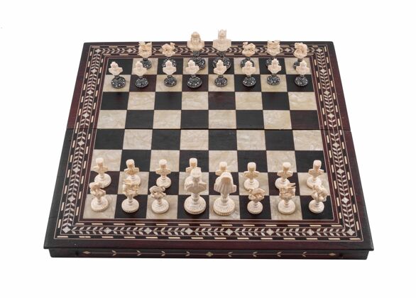 选择特写镜头的棋盘与国际象棋木块孤立在一个白色的棋盘策略骑士