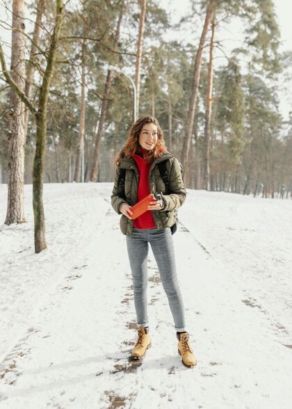 特写森林路上的全副武装的女人冬季背包全镜头