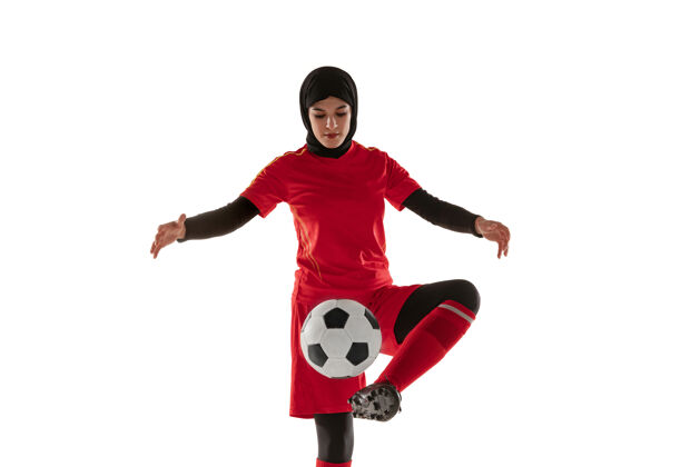 享受阿拉伯女子足球或足球运动员 背景为白色工作室年轻女子踢球 训练 运动和动作练习球动作女子