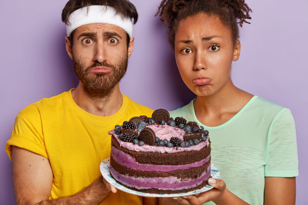 蛋糕哀伤活跃的夫妇摆着一个大蛋糕休闲不健康卷曲