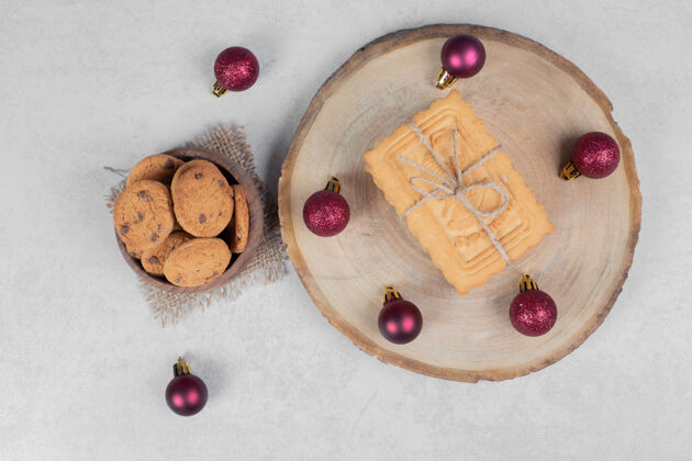 甜点一碗薯片饼干 饼干和圣诞球放在白色的桌子上高质量的照片圣诞节球糕点