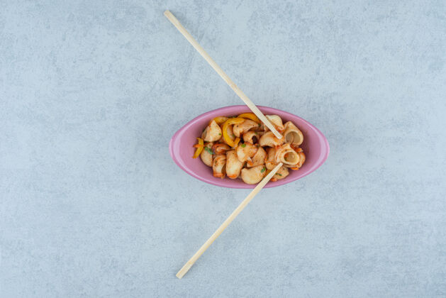 美味美味的粉红色盘子 配通心粉和筷子 深色背景高品质照片通心粉可食用食物