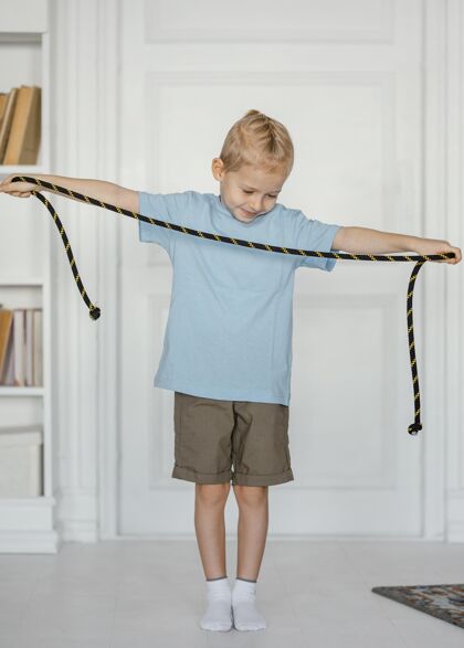 主动一个拿着跳绳的孩子生活方式健康训练
