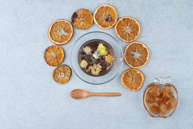 糕点甜甜的甜点配上橘子干和一杯凉茶 大理石背景高品质照片热杯食品