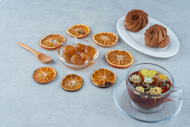 板甜甜的甜点配上橘子干和一杯凉茶 大理石背景高品质照片糕点面包房干橙子